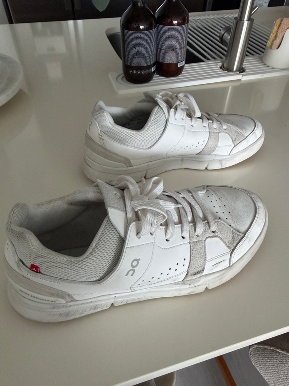 Men’s oncloud white the roger advantage size 8.5